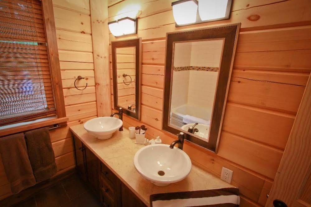 Wilderness Tours Rafting Resort Foresters Falls Экстерьер фото